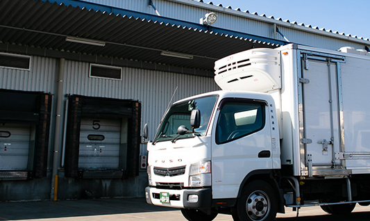 高田物流センターと温度管理調整機能のついた食品配送トラック